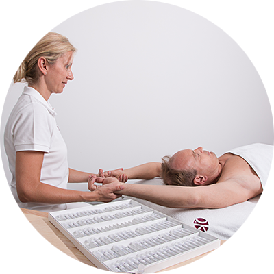 Ausübung der Physioenergetik bei der der Armlängenreflextest von Frau Hörster bei einem Patienten durchgeführt wird.