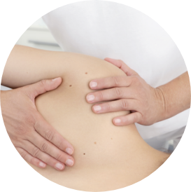 Foto einer beispielhaften osteopathischen Behandlung an der Schulter einer Frau