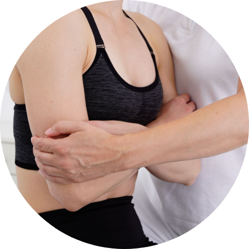 Foto einer beispielhaften Behandlung mittels Manueller Therapie am Oberkörper einer Frau