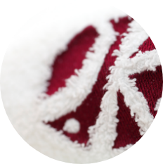 Foto des Osteopathie.Kö. Logos, welches in ein Handuch eingestickt ist.