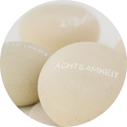 mood-steine_1367 Imagefoto von Steinen mit den Aufschriften Achtsamkeit, Gelassenenheit und Dankbarkeit