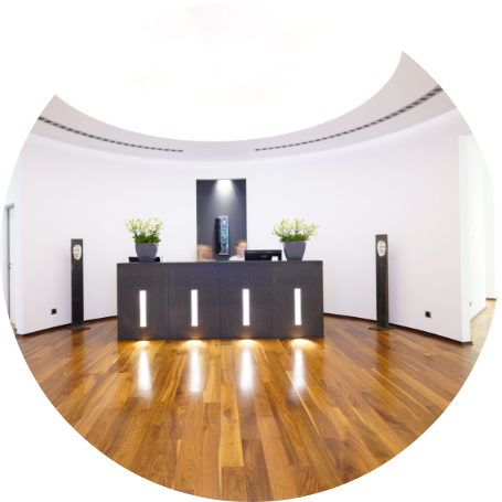 Foto des Empfangsbereichs (Rezeption) der Praxis Osteopathie.Kö.